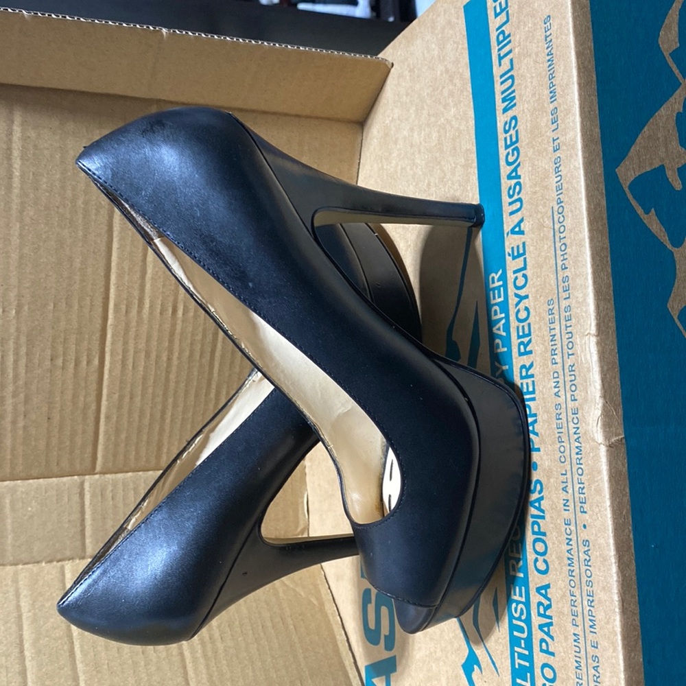 Black high heels size 6 1/2 Enzo Angiolini little shiny